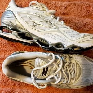 Women's 8.5 Mizuno running shoes
